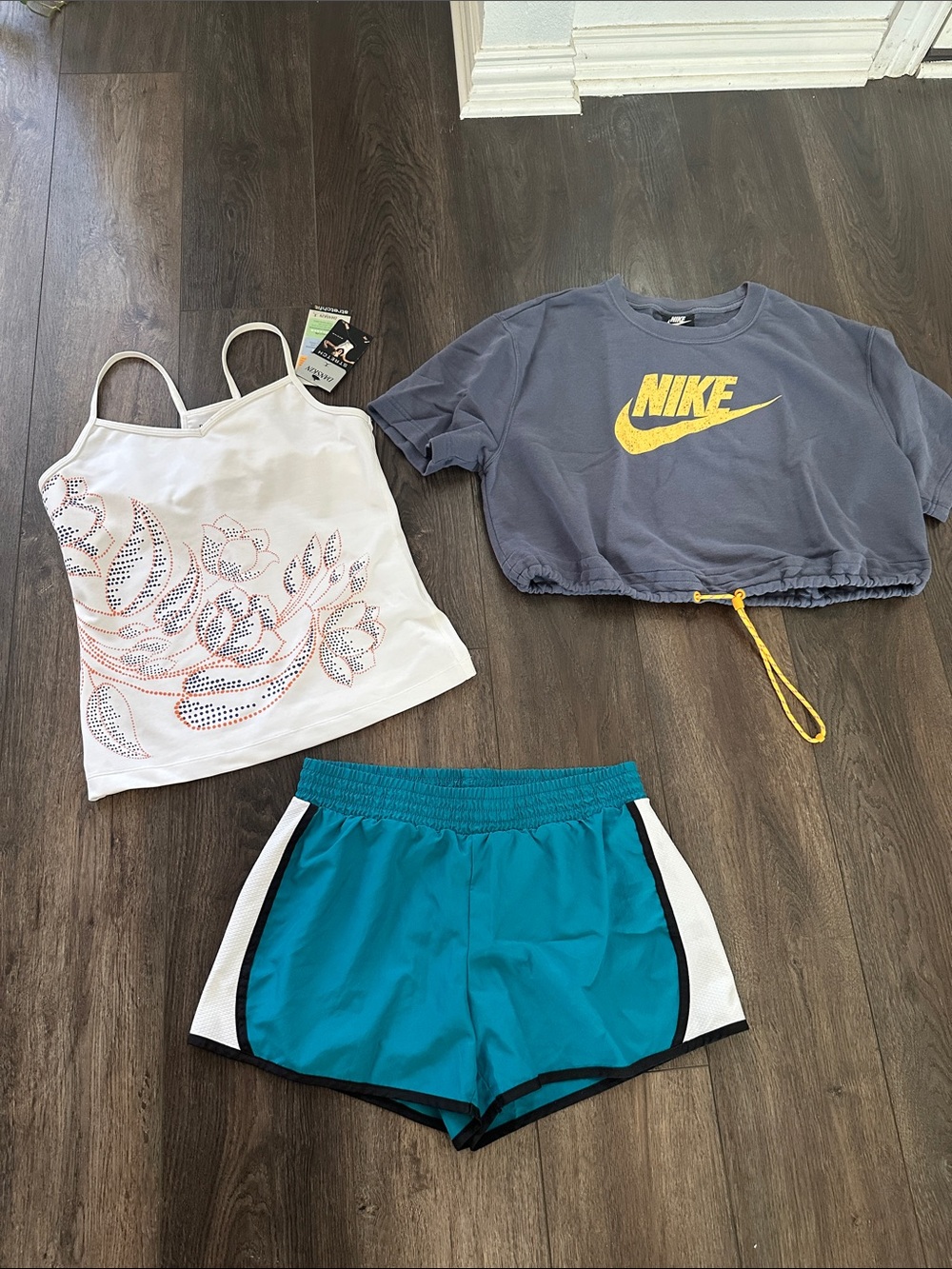 Nike Cropped Sweatshirt Tee with Logo & workout gear
